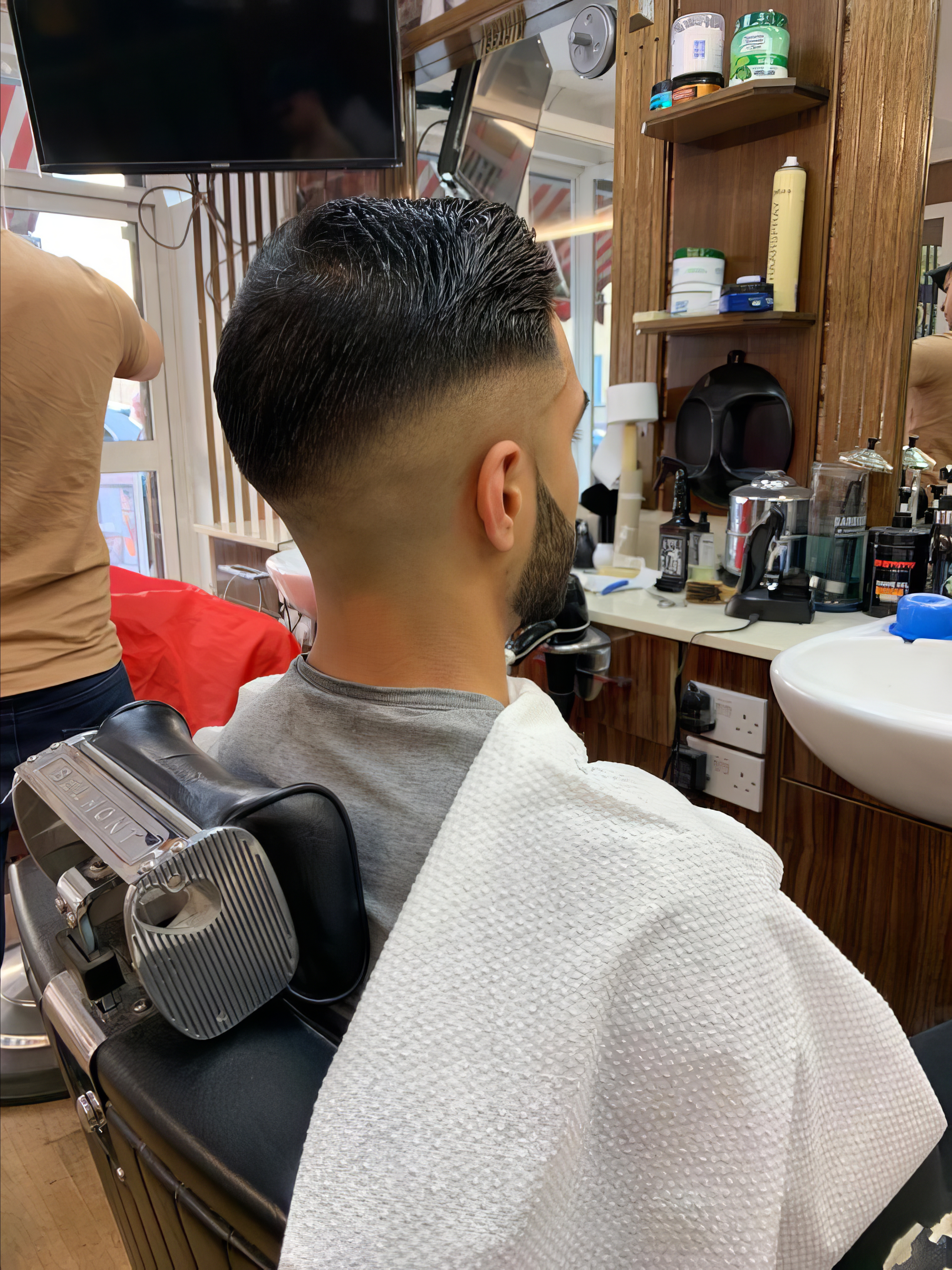 Професионално мъжко подстригване в E&S Barbershop Силистра