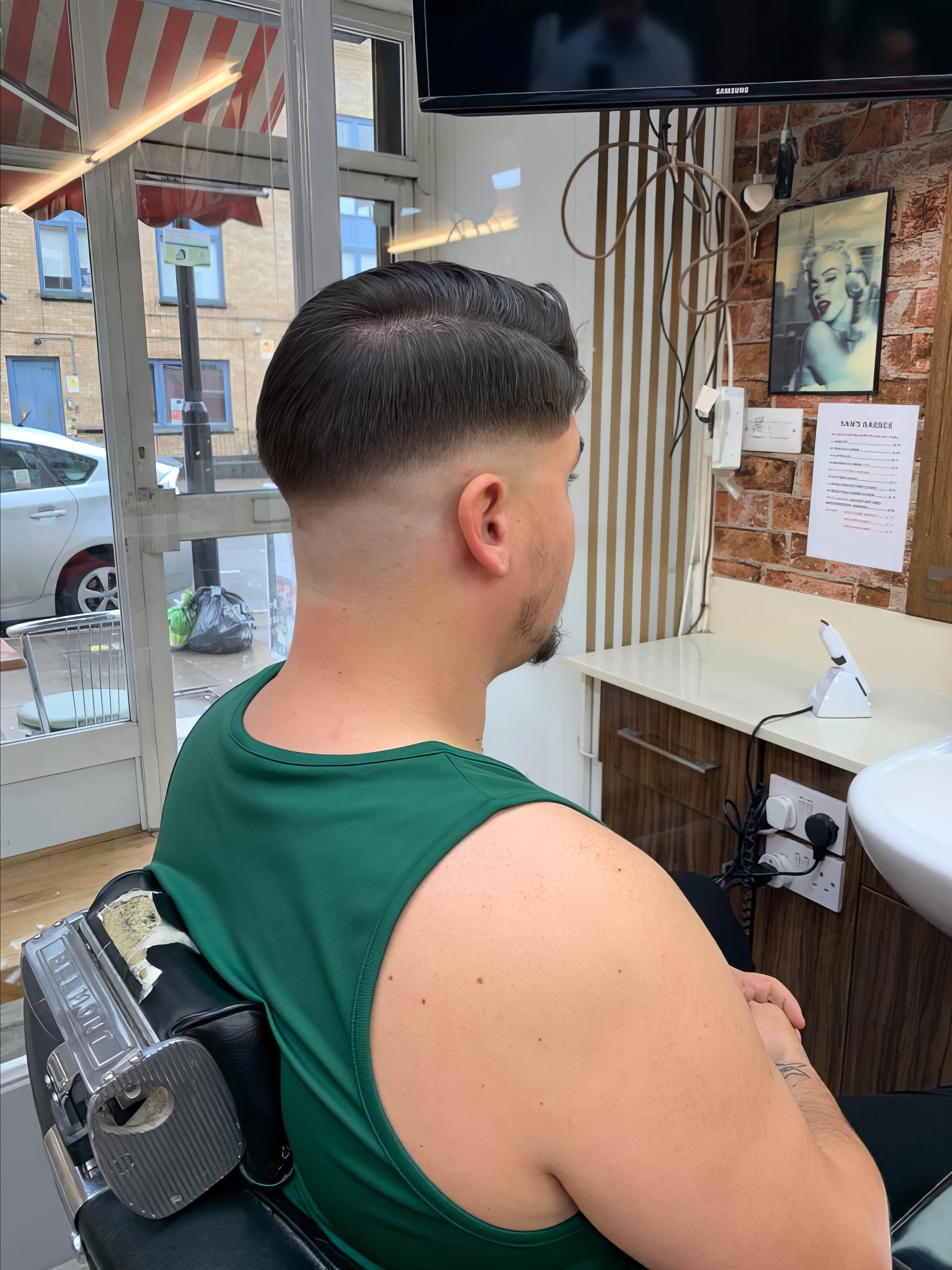 Традиционно бръснене с горещи кърпи в E&S Barbershop