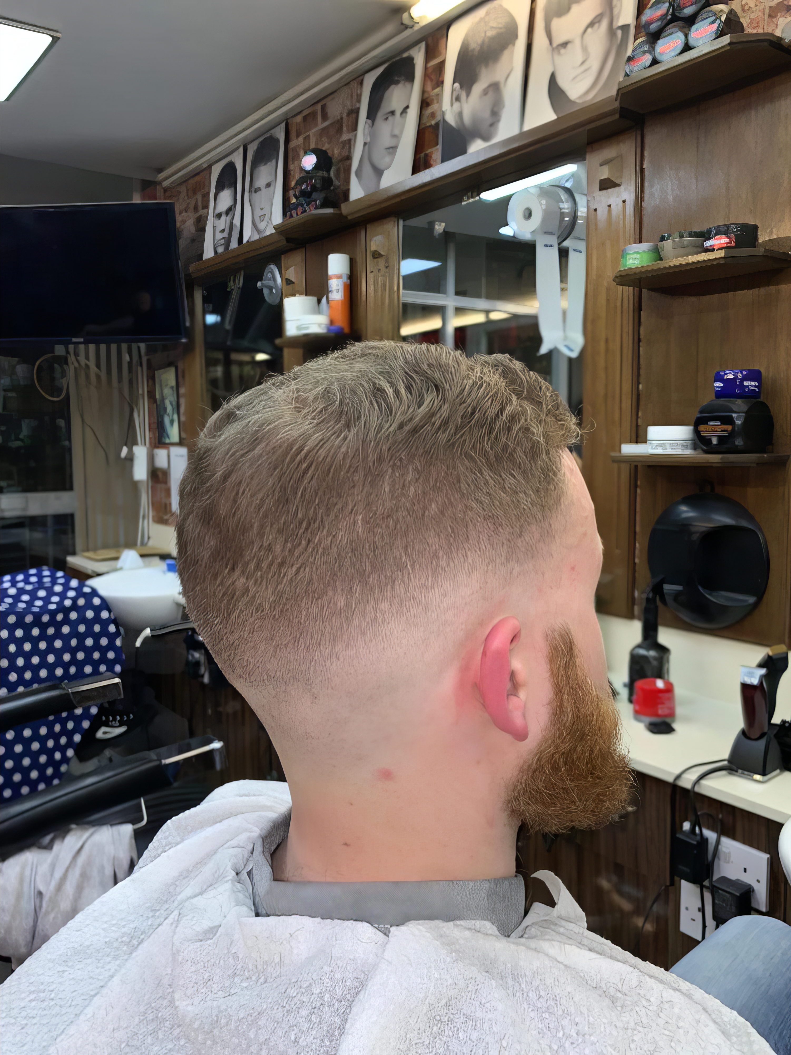 Стилизиране на брада и мустаци в E&S Barbershop